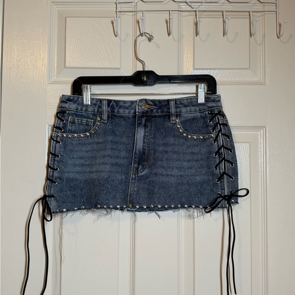 Edikted feminine denim short skirt with ties on side - Picture 3 of 10